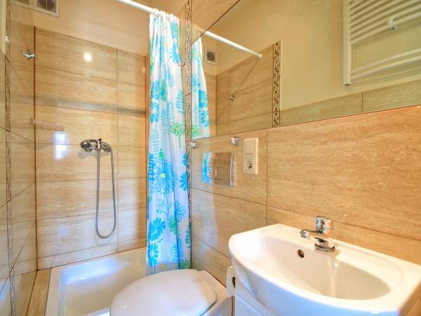 łazienka pokoju pomaranczowego i zielonego