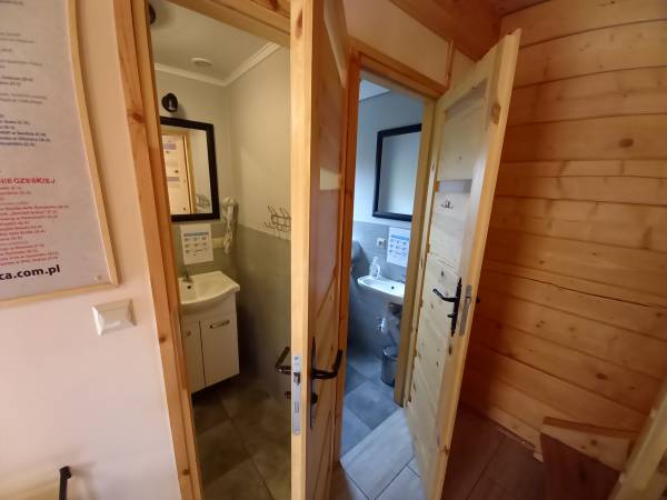 Łazienka z prysznicem i toaleta