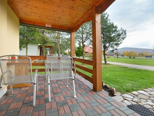 Domek czerwony weranda.