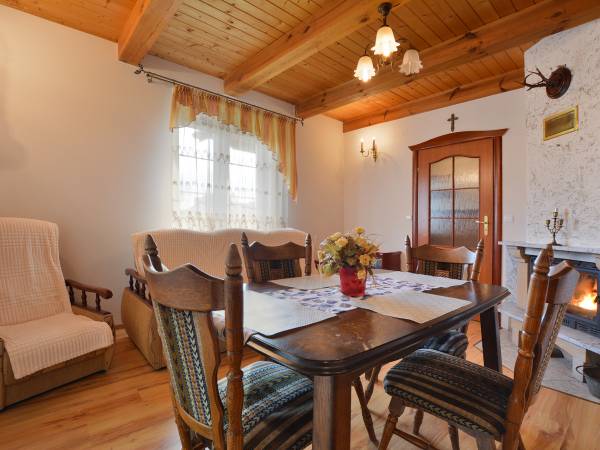 Pokój dzienny z aneksem kuchennym i kominkiem - Dworek (9) 