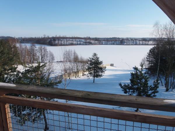 widok z balkonu na jezioro