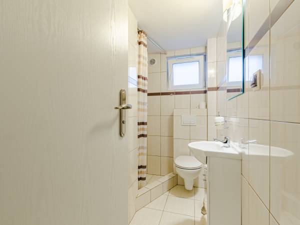 łazienka w pokoju na parterze