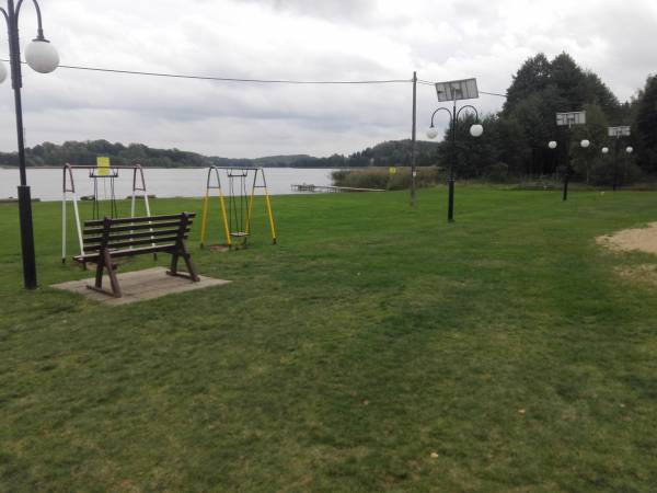 Plaża przy domku nad jeziorem Hartowiec na Mazurach