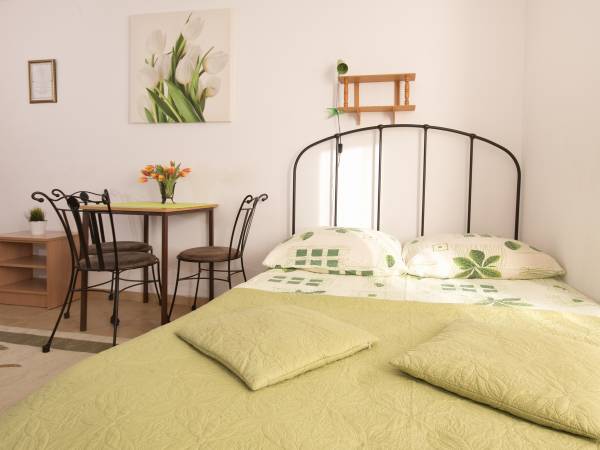 Pok. 3 osob.NR.3 z Tarasikiem I Meblami Ogrod. oraz z dostępem do Kuchni