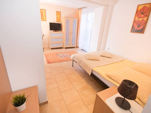 Pok.2 osob. NR.2 z Tarasikiem i Meblami Ogrod. oraz z dostępem do Kuchni