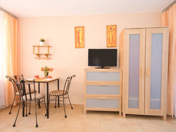 Pok.2 osob. NR. 2 z Tarasikiem I Meblami Ogrod. oraz dostępem do Kuchni