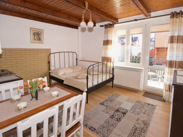 APARTAMENT 2 POK.4 OSOB. NR.5 z BALKONEM oraz MINI KUCHNIĄ.