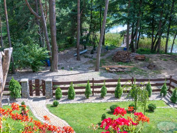 Widok na ogrodzoną część podwórka 