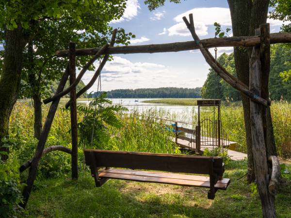 Fragment podwórka z widokiem na prywatny pomost