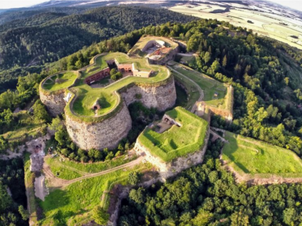 Twierdza Srebrna Góra, 34 km od domku