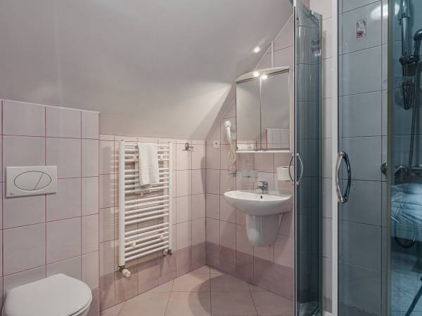 ŁAZIENKA W POKOJU 3 OSOBOWYM