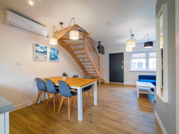 Salon z kuchnią na parterze