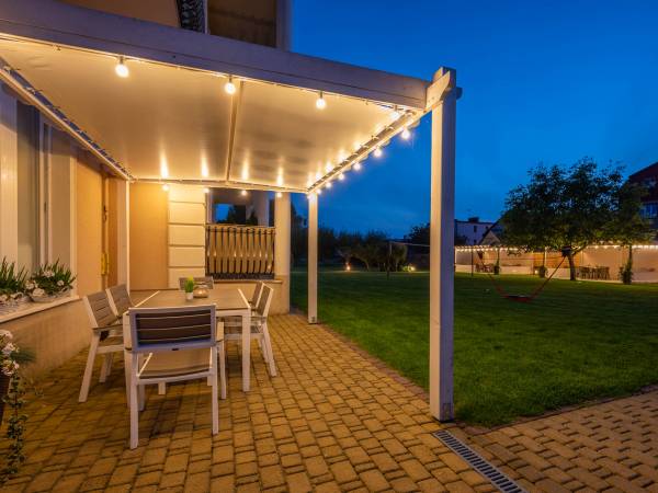 ogród wieczorową porą