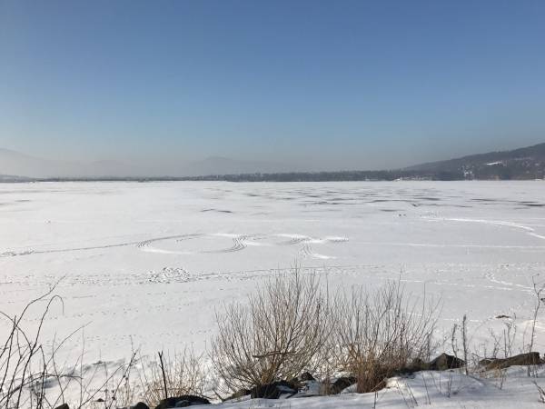 Widok na jezioro zimą