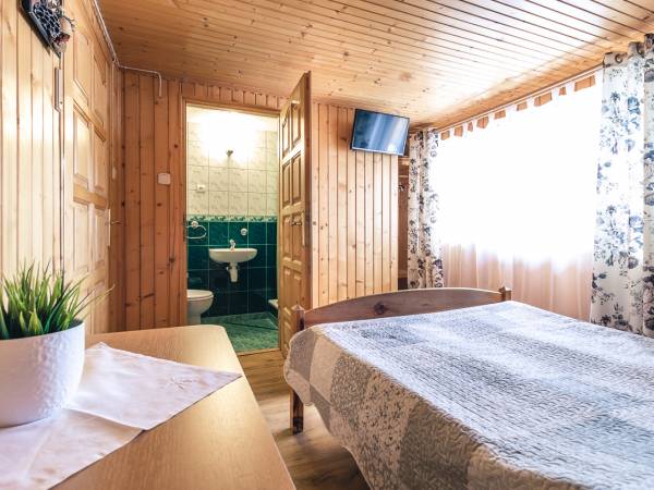 Pokój nr 6 ( 2 os z łazienką i balkonem )