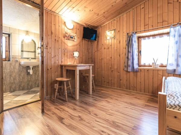 Pokój nr 7 ( 3 os z łazienką)