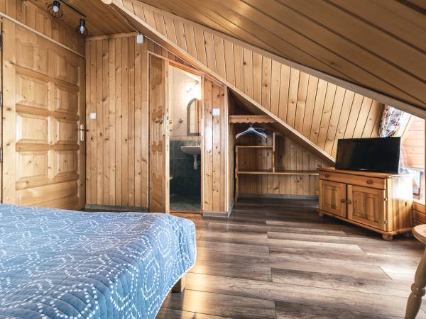 Pokój nr 11 ( 2 os z łazienką i balkonem )