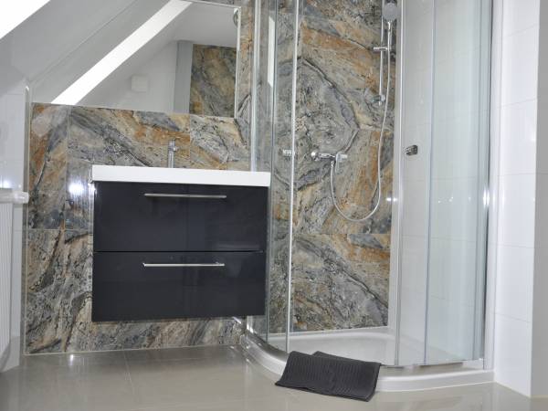 łazienka przy apartamencie 6