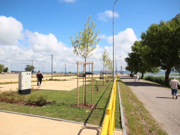 Molo w Krynicy 300 od obiektu