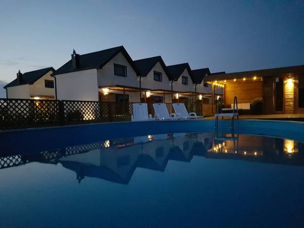 Widok z basenu wieczorem