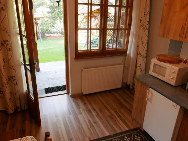 Apartament Pod Modrzewiem - wyjście na ogród