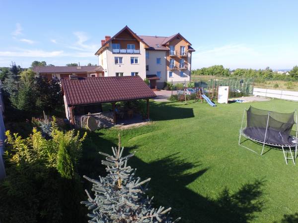 Widok na plac zabaw i ogród.