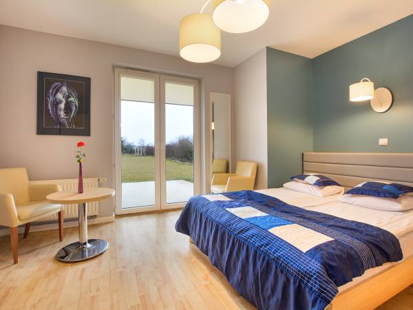 pok niebieski z tarasem i z ogrodem