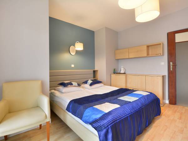 pok. niebieski z tarasem i z ogrodem