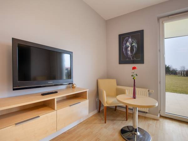 pok. niebieski z tarasem i z ogrodem