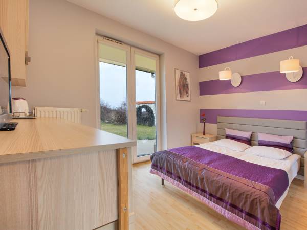 pok. fioletowy z tarasem i z ogrodem