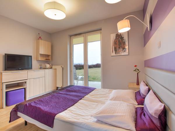 pok. fioletowy z tarasem i z ogrodem