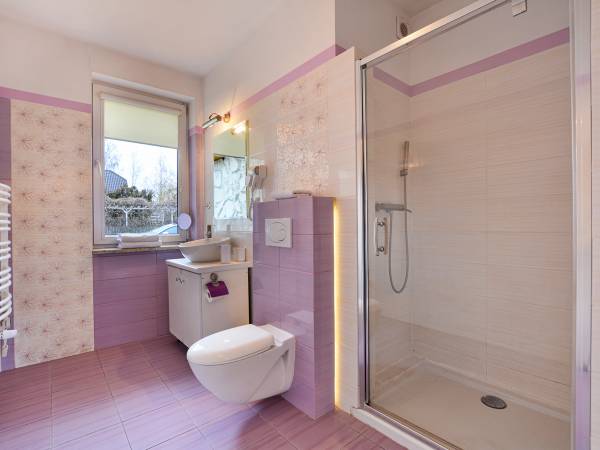 pok. fioletowy z tarasem i z ogrodem