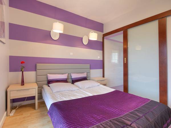 pok. fioletowy z tarasem i z ogrodem