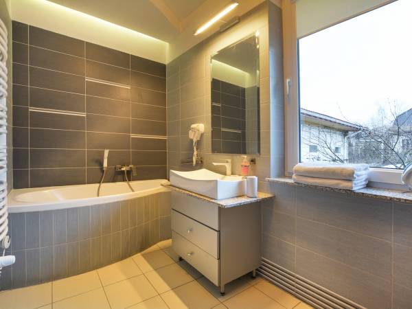 łazienka przy pok. niebieskim (7m2) z wanną i z prysznicem