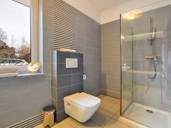 łazienka przy pok. niebieskim (7m2) z wanną i z prysznicem