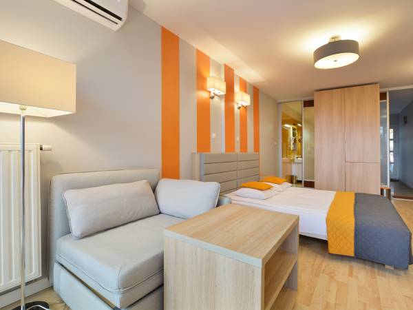 studio pomarańczowe z tarasem i z ogrodem