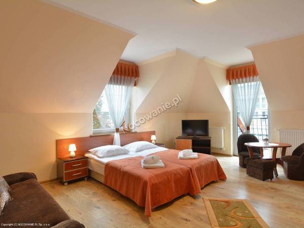 Pokoje z łazienkami i z balkonami,duże klimatyczne