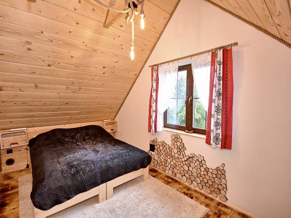 większy pokój z podwójnym łóżkiem z możliwością rozdzielenia na dwa pojedyncze