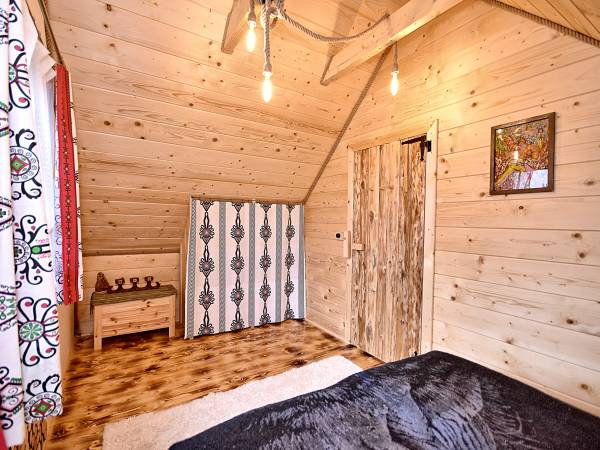 większy pokój z podwójnym łóżkiem z możliwością rozdzielenia na dwa pojedyncze