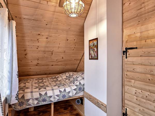 mniejszy pokój z podwójnym łóżkiem