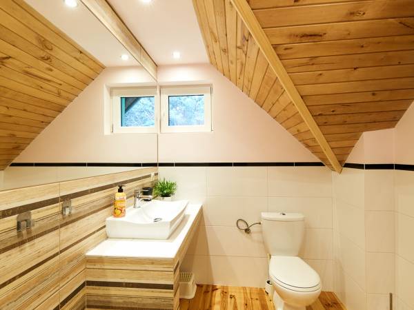 Dom przy jeziorze-łazienka na piętrze.