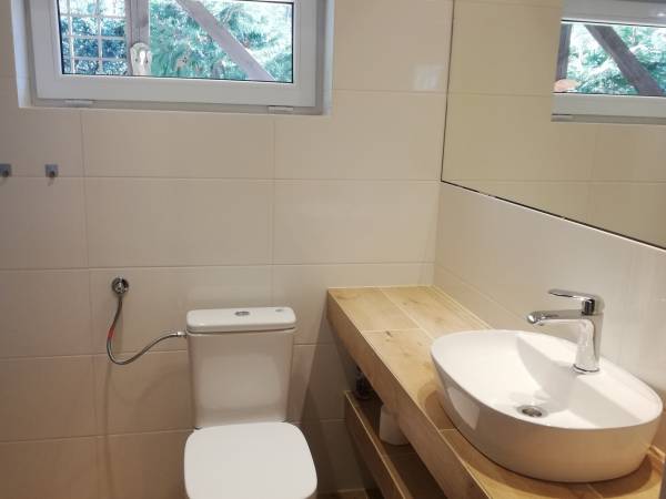 Dom przy jeziorze-łazienka na parterze