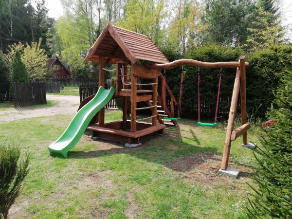 Dom przy jeziorze -plac zabaw