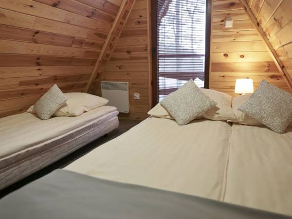 Leśna Chata - sypialnia na piętrze dla 3 osób