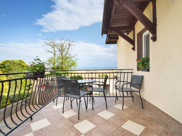 taras z Widokiem na Zalew Wiślany z dostępem dla trzech pokoi na piętrze