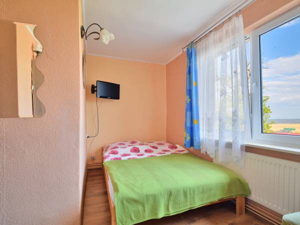 pokój 2-osobowy na piętrze z widokiem na Zalew Wiślany, z łazienką i dostępem do aneksu kuchennego