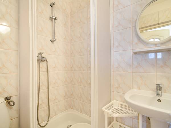 łazienka do pokoju 4-osobowego na piętrze