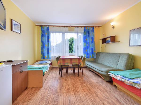 pokój 4-osobowy na piętrze z łazienką i dostępem do aneksu kuchennego