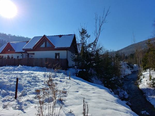 Domki położone przy rzece