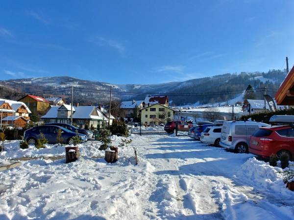 Parking, brama wjazdowa widoki na stoki narciarskie Widok